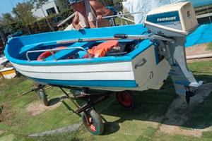 BARCA DA PESCA A MOTORE