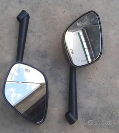 Specchietti e poggia piedi Yamaha  Tmax 560TecMax 