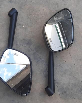 Specchietti e poggia piedi Yamaha  Tmax 560TecMax 
