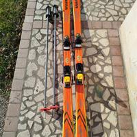 sci da discesa  più racchette 