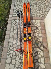 sci da discesa  più racchette 