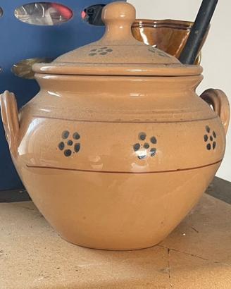 PENTOLA/zuppiera in terracotta con coperchio.
