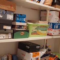 Ripiani e cassettiera (sistema modulare) bianchi.