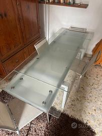 Tavolo in vetro allungabile con n•4 sedie abbinate