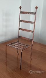 Porta orecchini color rame a forma di sedia