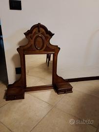 cornice specchio vintage con base e cassettini