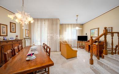 Splendida villetta a schiera con giardino, taverna