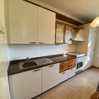 Cucina con elettrodomestici