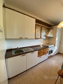 Cucina con elettrodomestici