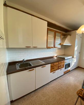 Cucina con elettrodomestici