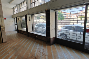 Negozio centrale con 4 vetrine