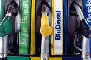 Distributore di carburanti bianco già locato