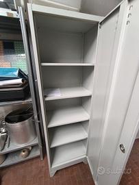 armadietto con ripiani 