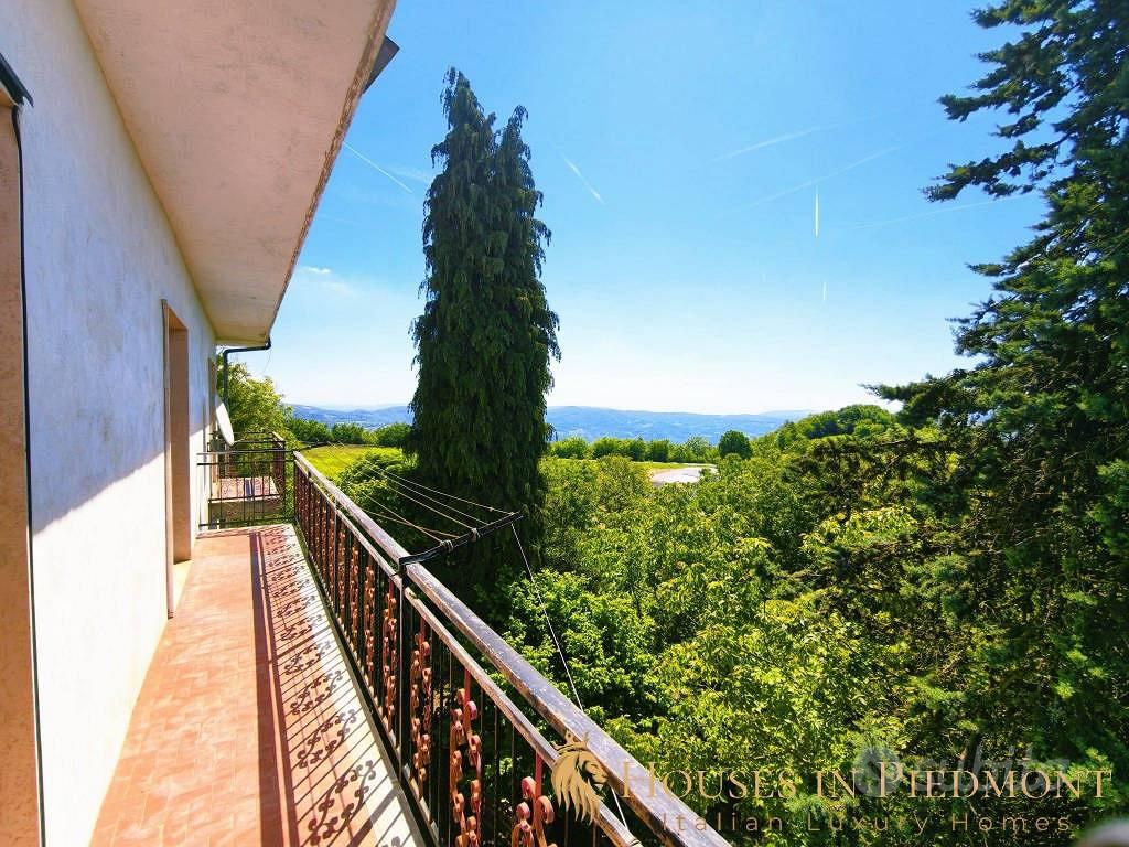 Villa di 350 m² con più di 5 locali a Mombarcaro - Altro