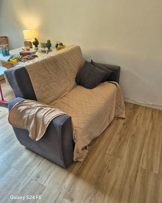 divano due posti con contenitore e cuscini