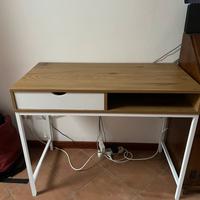 Scrivania Jysk stile scandinavo