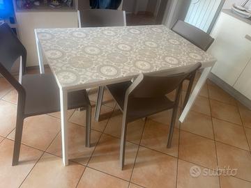 Tavolo e sedie