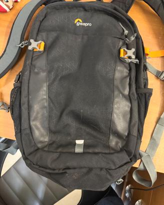 Zaino Lowepro nero/grigio con copertura antipioggi
