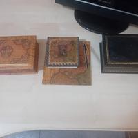 Lotto di scatole e notes con penna