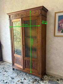 Armadio antico in legno intagliato con vetri decor