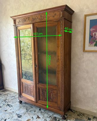 Armadio antico in legno intagliato con vetri decor