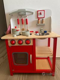 Cucina giocattolo in legno