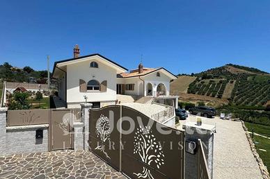 Villa di 500 m² con 5 locali e box auto a Tortoret