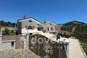 Villa di 500 m² con 5 locali e box auto a Tortoret