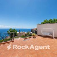 SEMINDIPENDENTE CON TERRAZZO E GIARDINO VISTA MARE