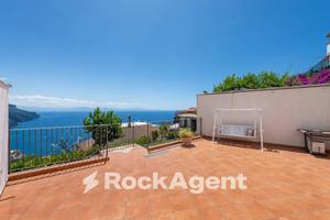 SEMINDIPENDENTE CON TERRAZZO E GIARDINO VISTA MARE