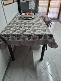 tavolo da cucina con sedie
