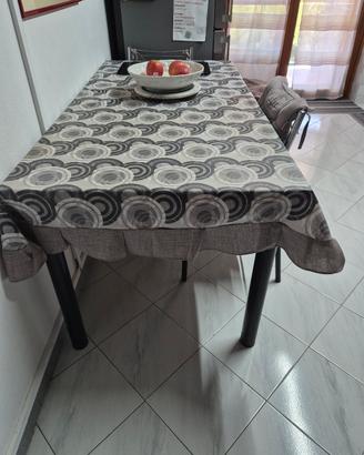 tavolo da cucina con sedie