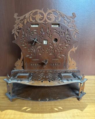 Portalettere in legno traforato con calendario.