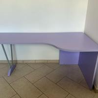 Scrivania, cassettiera e scaffale