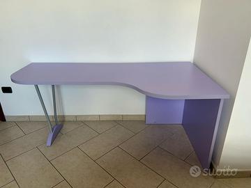 Scrivania, cassettiera e scaffale