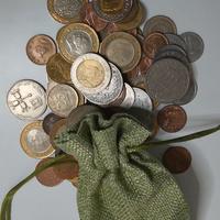 N° 130 monete mondiali Mix in sacchetto di tessuto