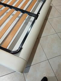 Letto matrimoniale in pelle bianca 