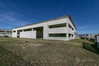 Immobile di 1100 m² con 3 locali a Aprilia
