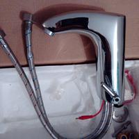 Rubinetto miscelatore elettronico con regolazione