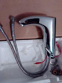 Rubinetto miscelatore elettronico con regolazione