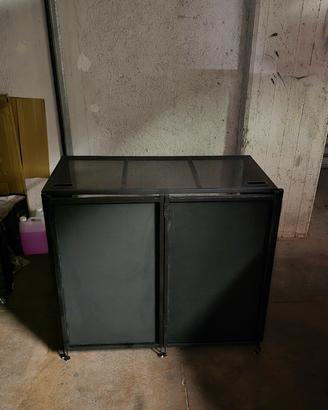 tavolo dj  console con telo nero bianco e borsa