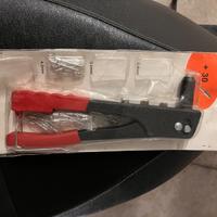 Rivettatrice manuale con rivetti