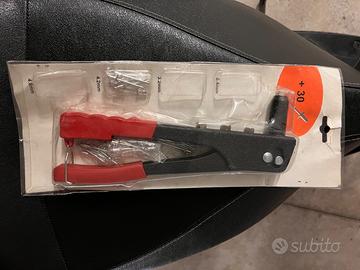 Rivettatrice manuale con rivetti