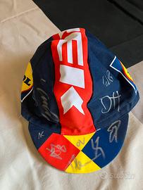 Cappellino Lidl-Trek firmato da Pedersen e team