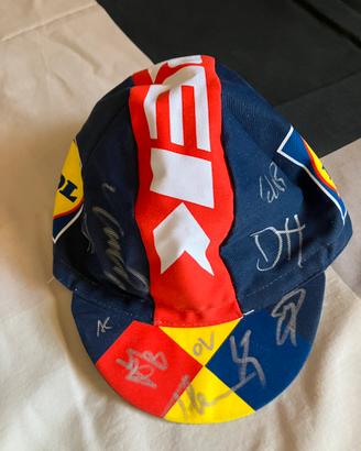 Cappellino Lidl-Trek firmato da Pedersen e team