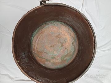 Pentolone in rame con manico in ferro. 