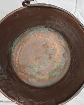 Pentolone in rame con manico in ferro. 