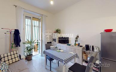 VIA CARLO CAPELLI VICINO ALLA METROPOLITANA!