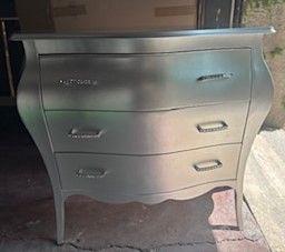 Comò e comodini in legno foglia argento