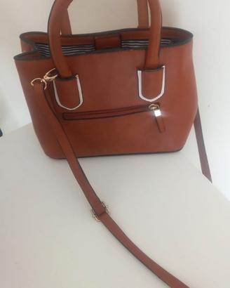 Borsa di Carpisa con manici e una cinta a tracolla